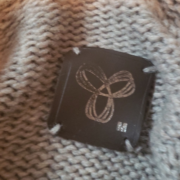 100% lambswool sweater- Aritzia TNA - Picture 5 of 7